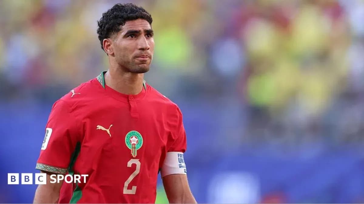 Jugador de Marruecos con camiseta roja en el campo Jugador de Marruecos con camiseta roja en el campo