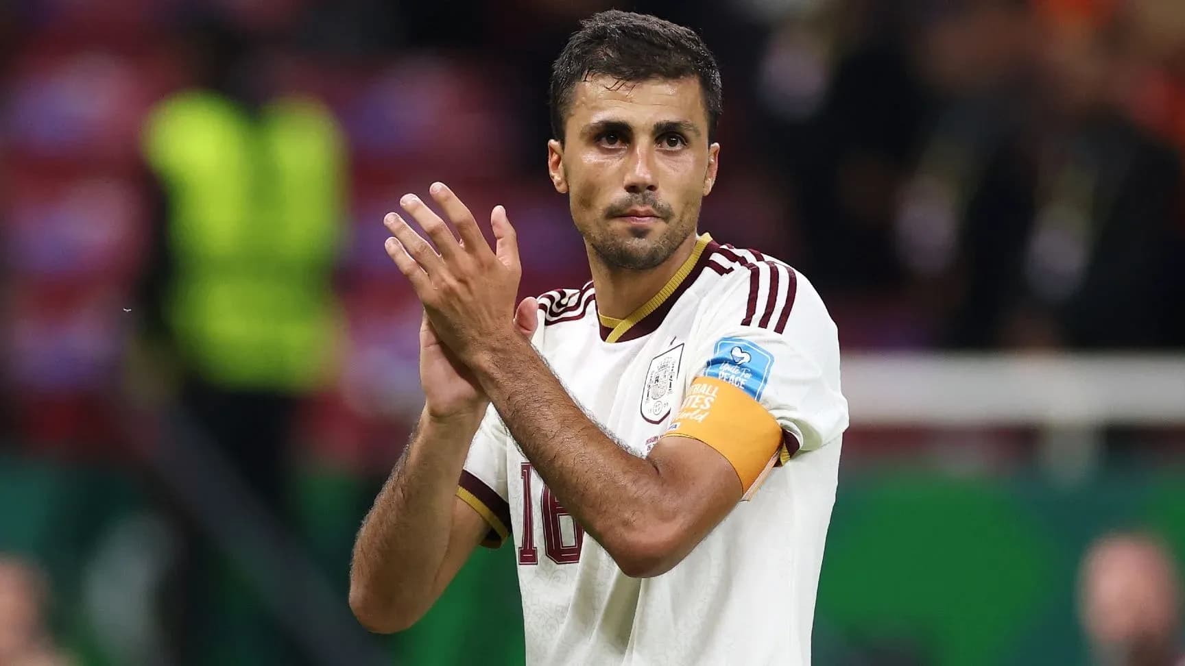Jugador aplaudiendo después del partido con España Jugador aplaudiendo después del partido con España