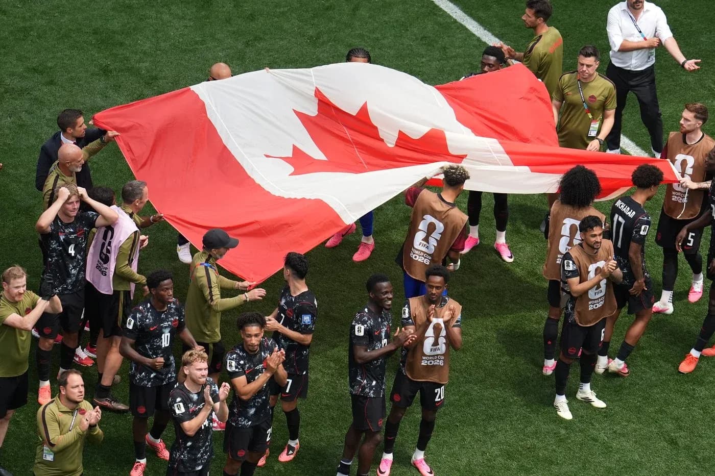 Jugadores de Canadá celebrando con la bandera Jugadores de Canadá celebrando con la bandera