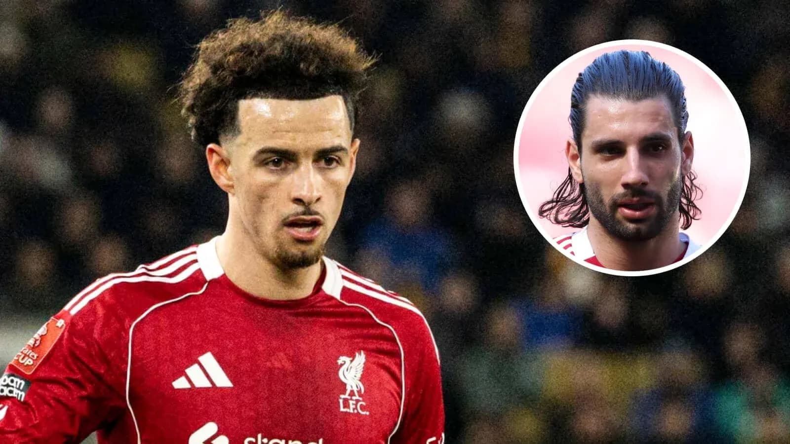 Jugador de Liverpool en partido con fondo difuminado Jugador de Liverpool en partido con fondo difuminado