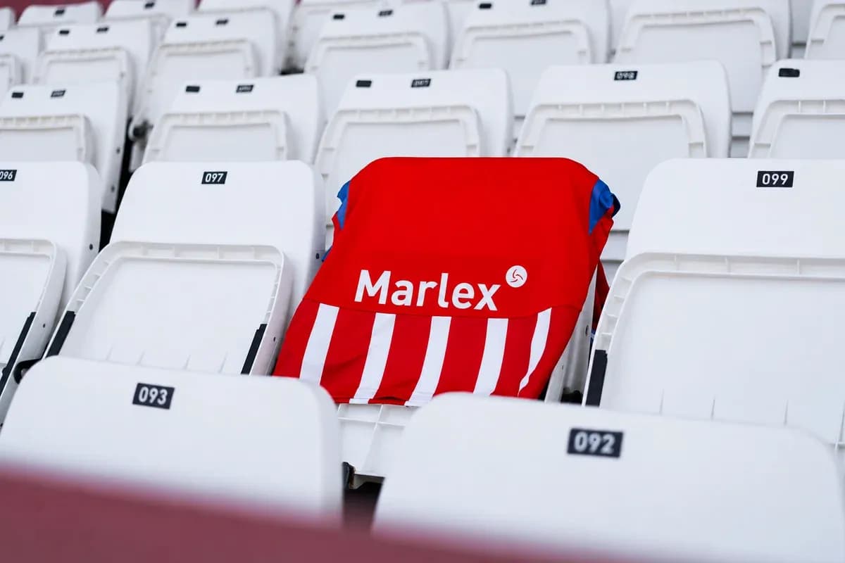 Camiseta roja de Marlex en asiento vacío del estadio Camiseta roja de Marlex en asiento vacío del estadio