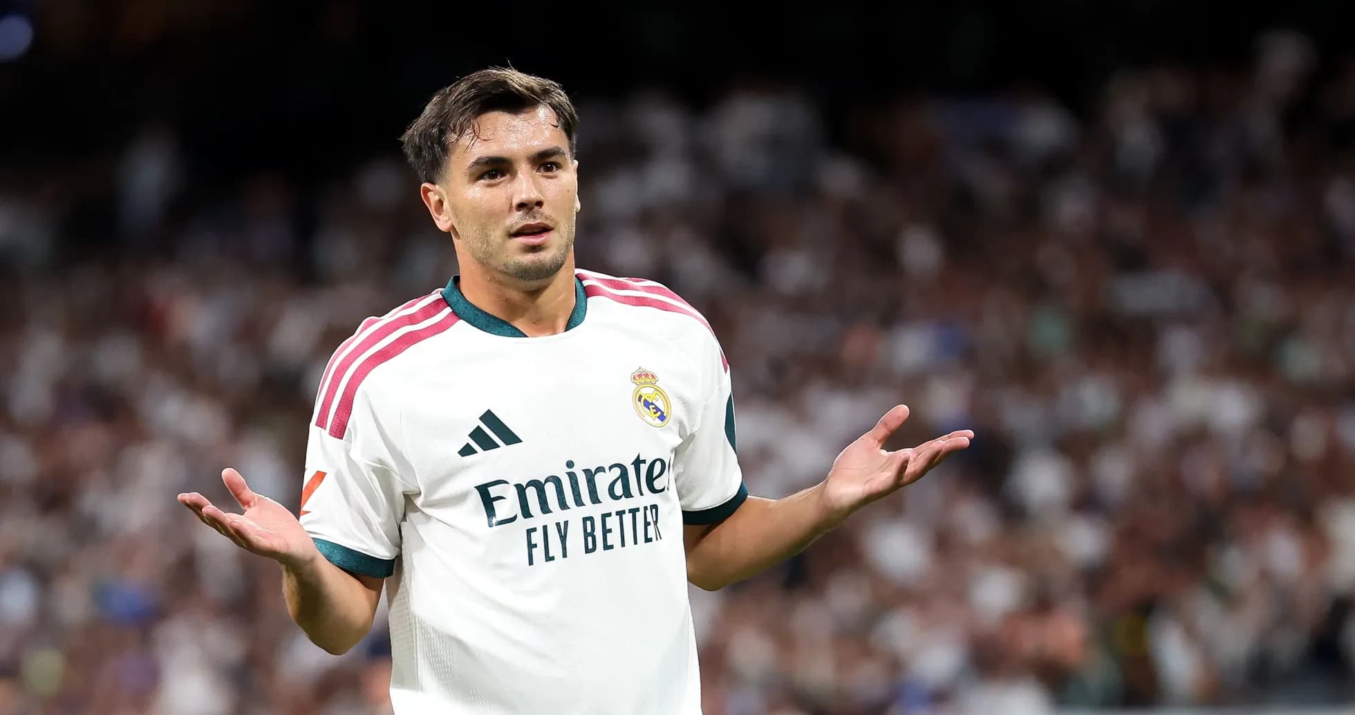 Jugador de Real Madrid con manos levantadas en el campo Jugador de Real Madrid con manos levantadas en el campo