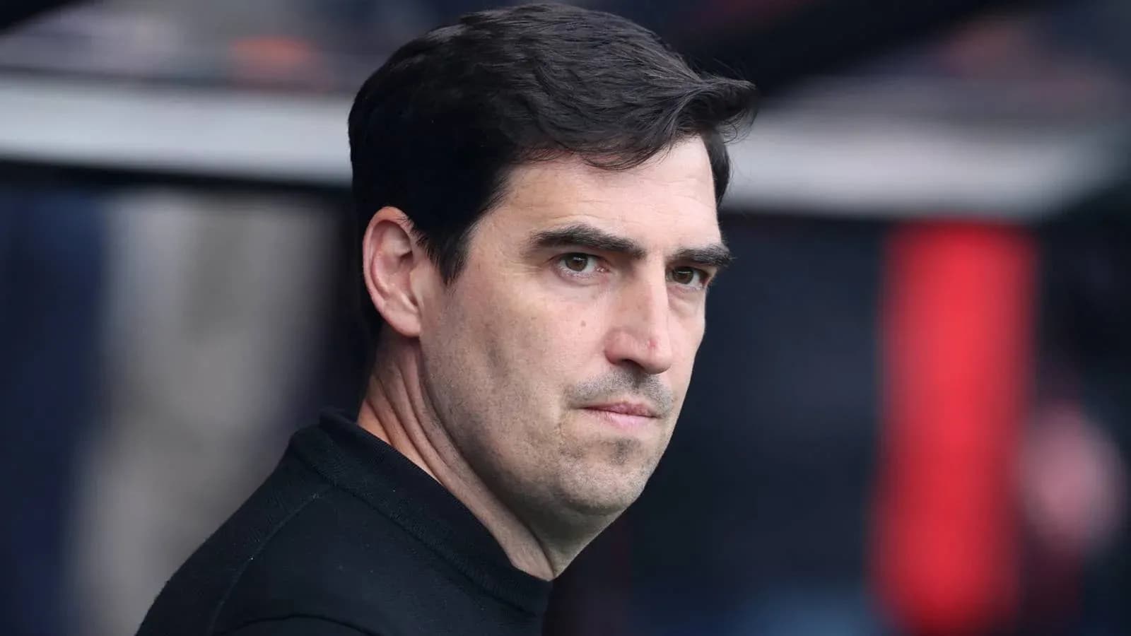 Entrenador observando el partido desde la banca Entrenador observando el partido desde la banca