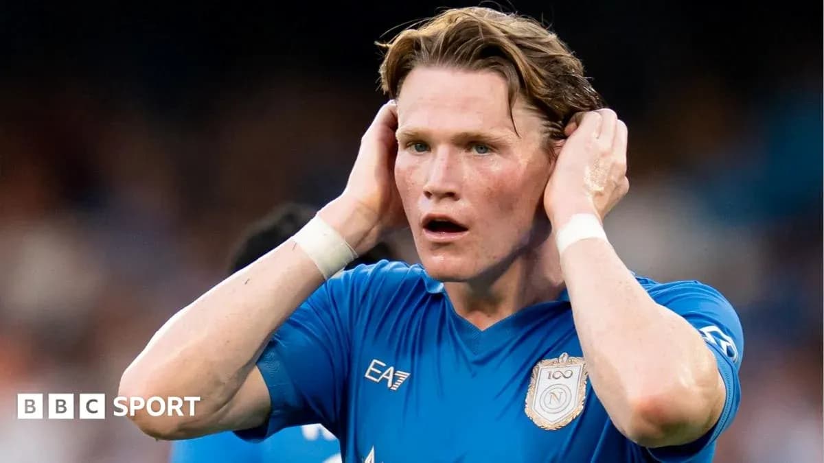 Jugador de Napoli con manos en la cabeza durante partido Jugador de Napoli con manos en la cabeza durante partido