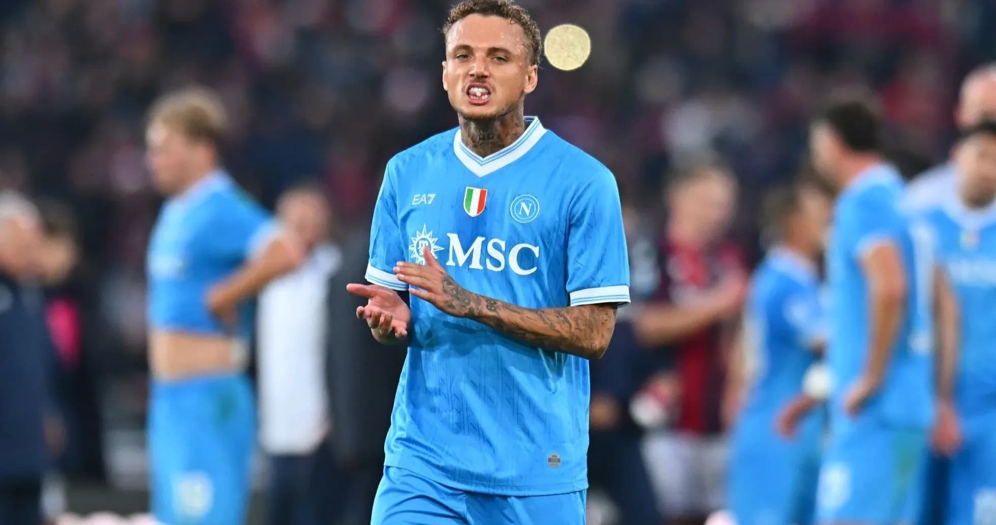 Jugador de Napoli gesticulando durante el partido Jugador de Napoli gesticulando durante el partido