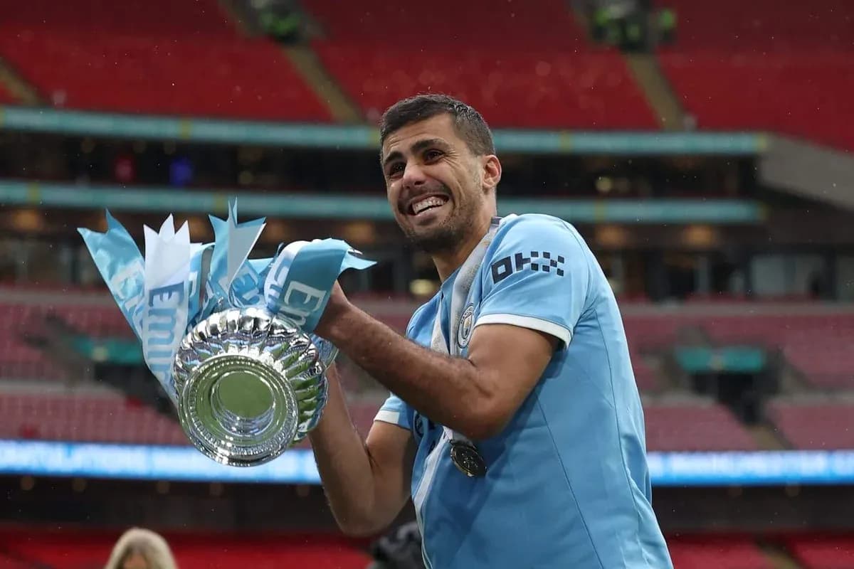 Jugador de Manchester City sosteniendo el trofeo en Wembley Jugador de Manchester City sosteniendo el trofeo en Wembley