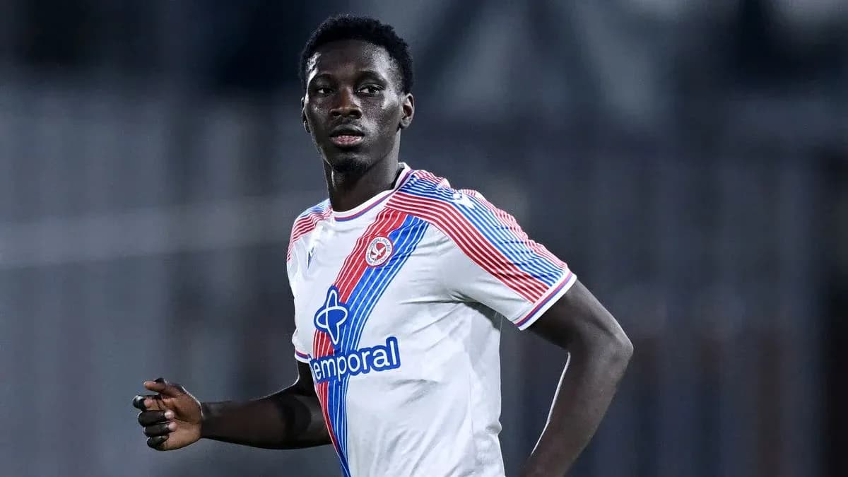Jugador corriendo en uniforme de fútbol blanco y rojo Jugador corriendo en uniforme de fútbol blanco y rojo