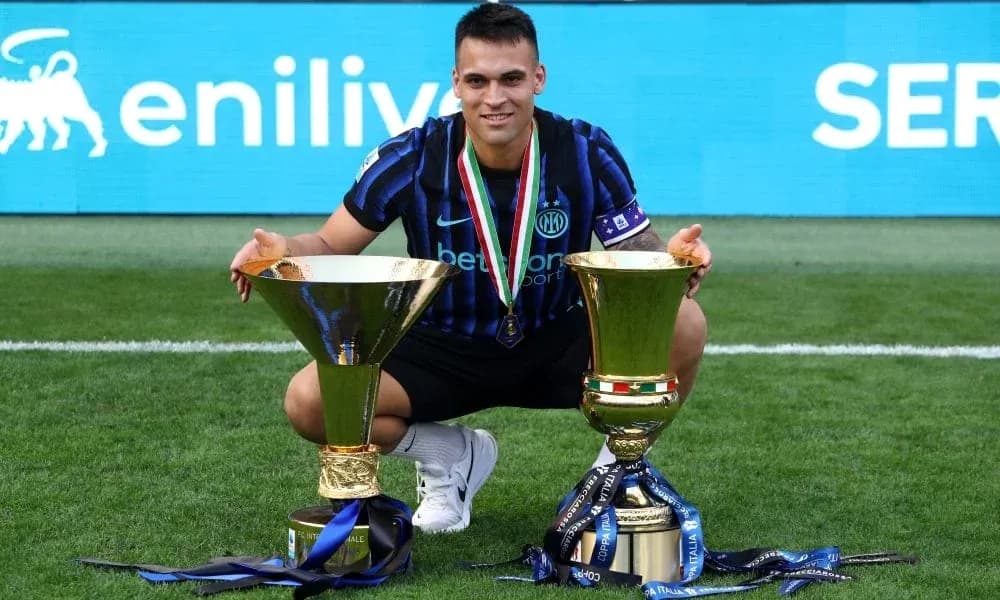 Jugador de Inter con trofeos de campeonato Jugador de Inter con trofeos de campeonato