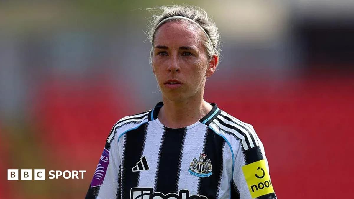 Jugadora de Newcastle con camiseta de rayas en campo Jugadora de Newcastle con camiseta de rayas en campo