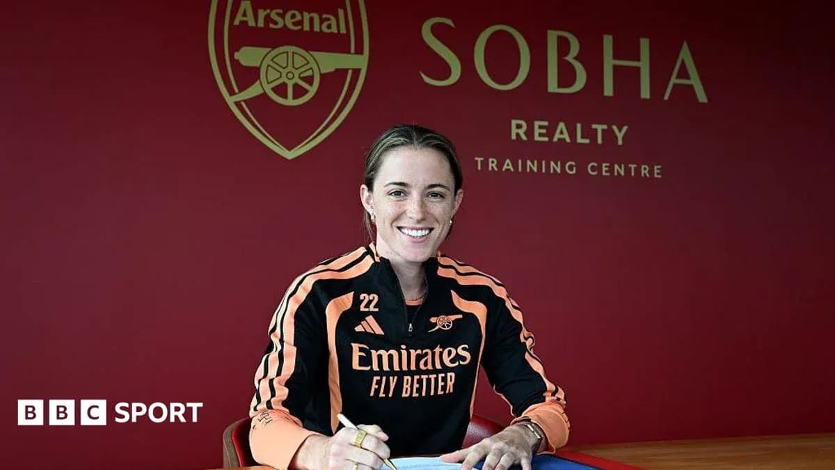 Jugadora firmando contrato en centro de entrenamiento Arsenal Jugadora firmando contrato en centro de entrenamiento Arsenal