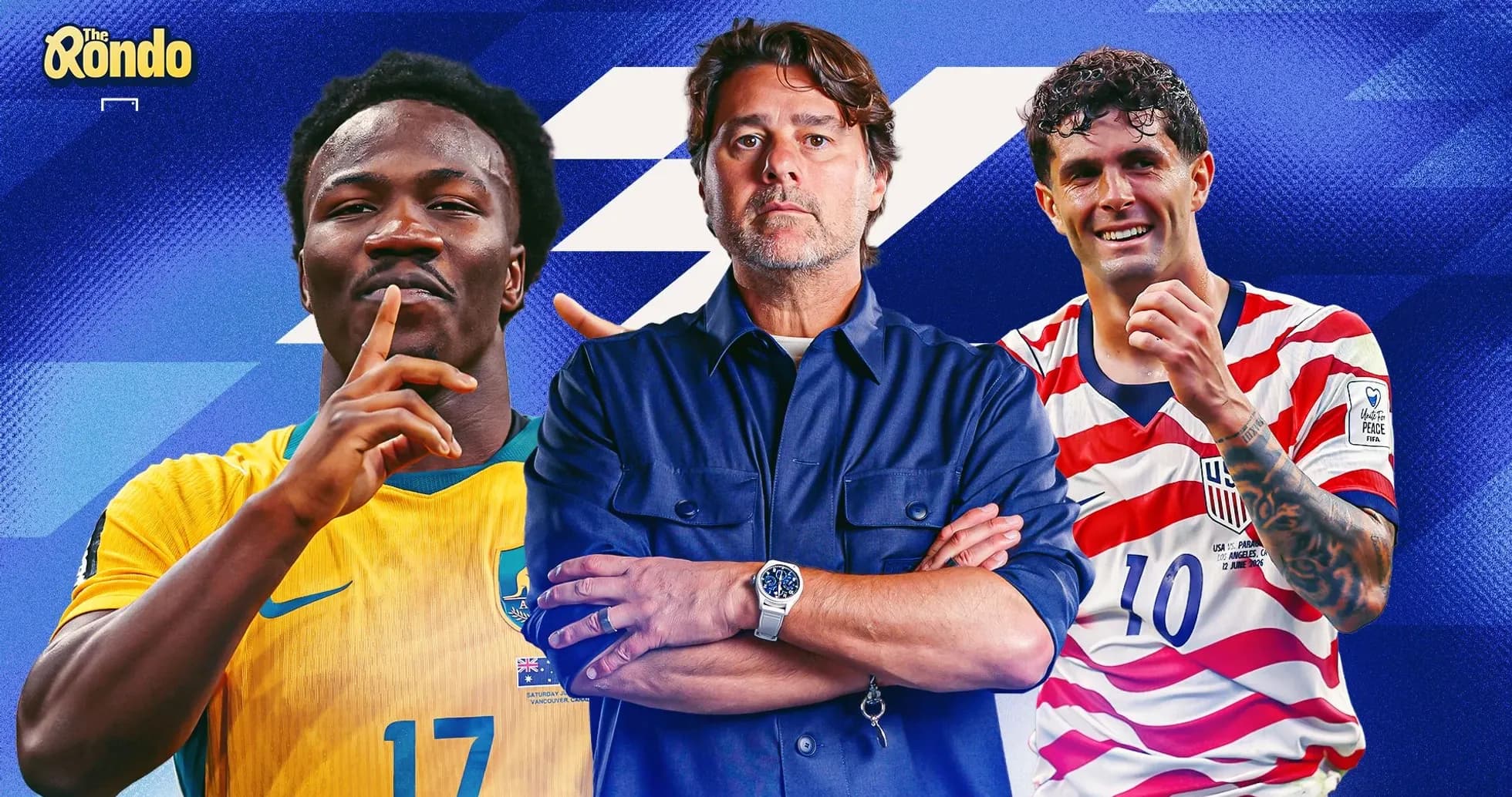 Jugadores y entrenador en fondo azul de fútbol Jugadores y entrenador en fondo azul de fútbol