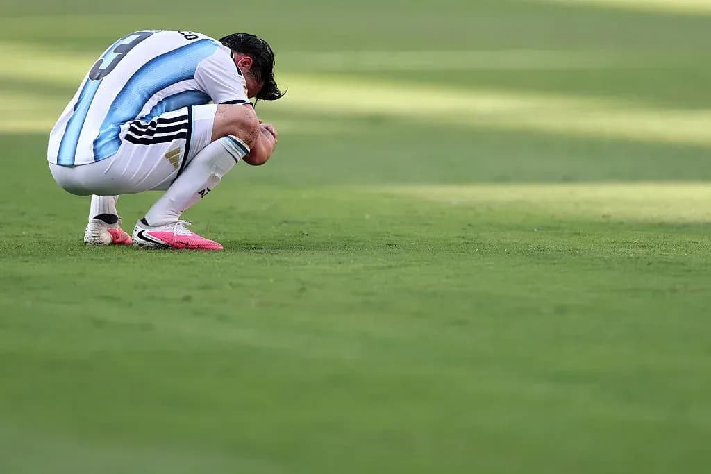 Jugador argentino arrodillado en el campo de juego Jugador argentino arrodillado en el campo de juego