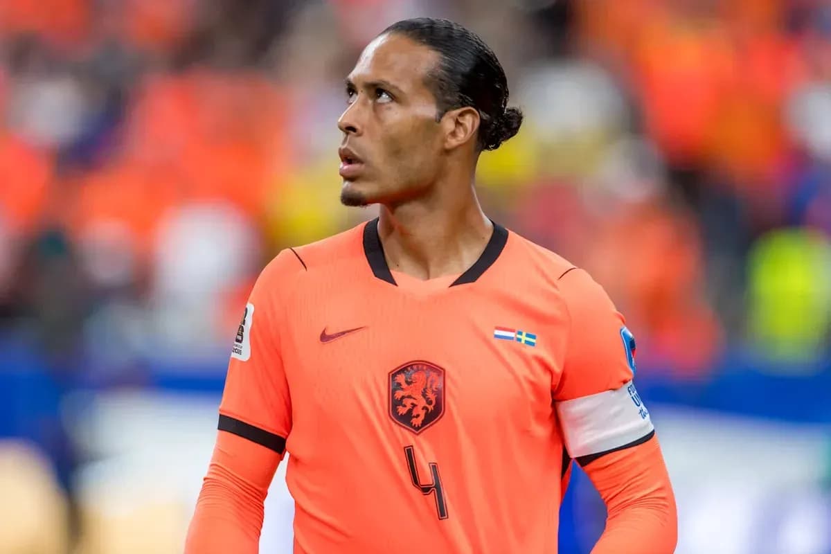Jugador de fútbol con camiseta naranja mirando hacia arriba Jugador de fútbol con camiseta naranja mirando hacia arriba