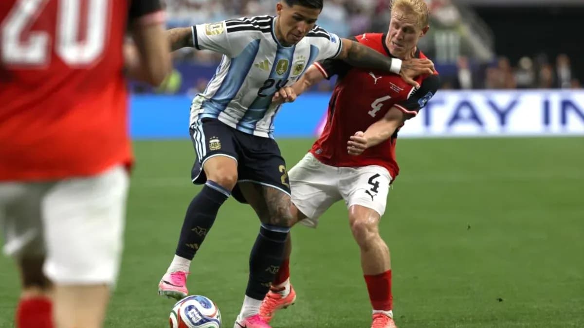 Jugador argentino luchando por el balón contra oponente Jugador argentino luchando por el balón contra oponente