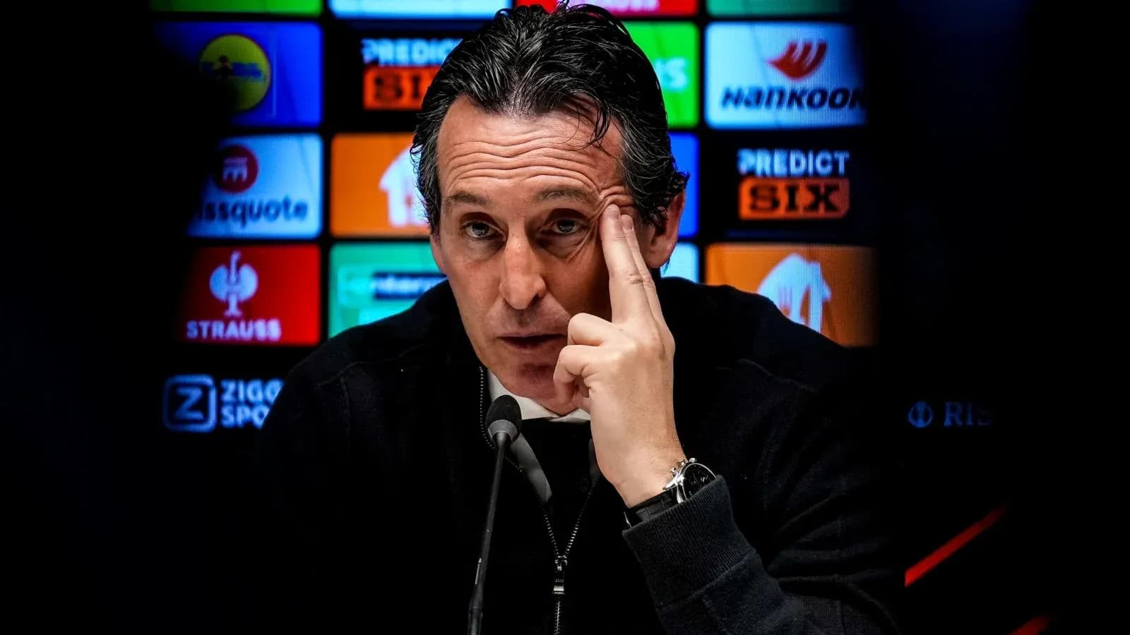 Entrenador hablando en conferencia de prensa Entrenador hablando en conferencia de prensa