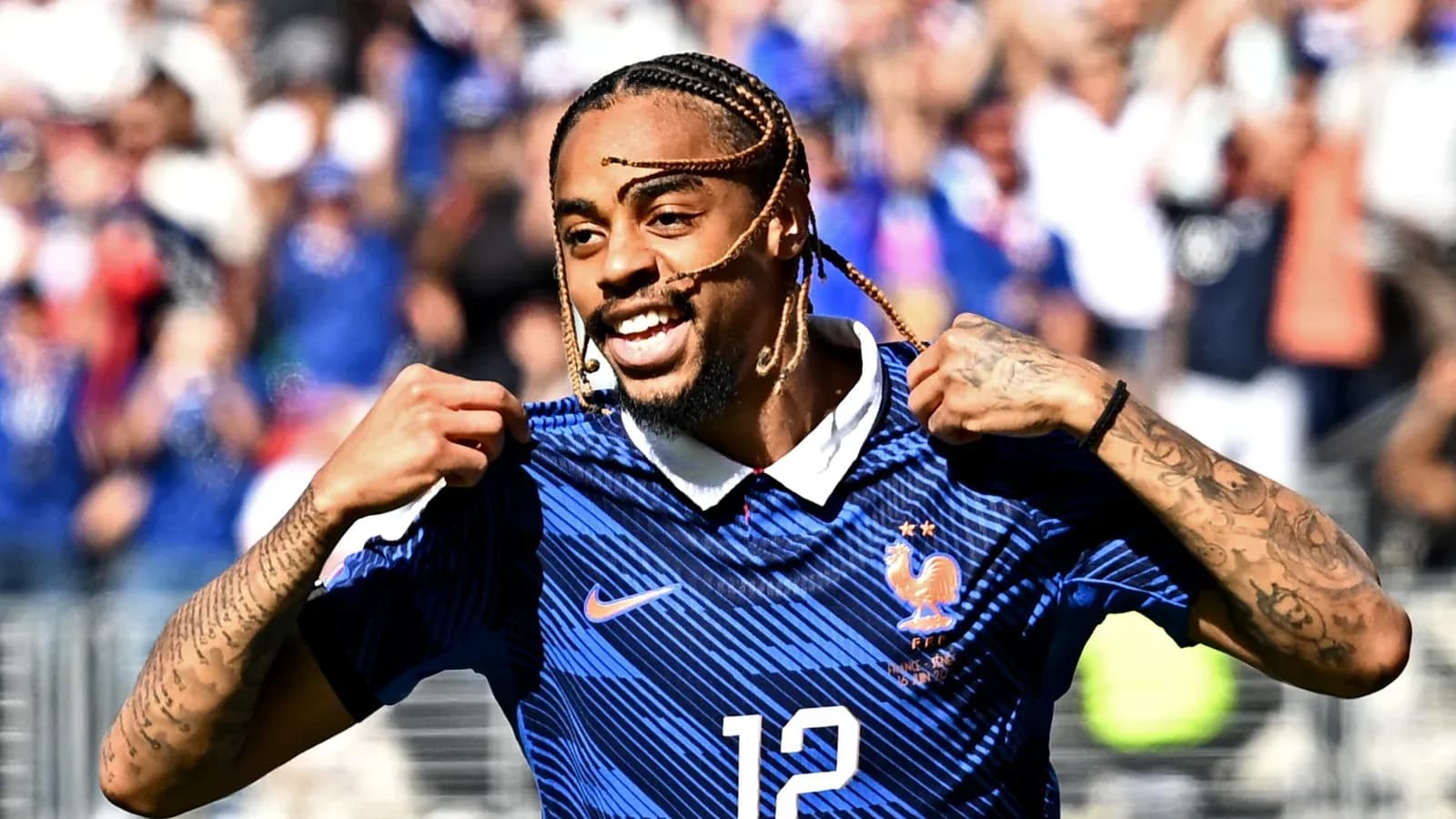 Jugador de Francia celebrando con la camiseta del equipo Jugador de Francia celebrando con la camiseta del equipo