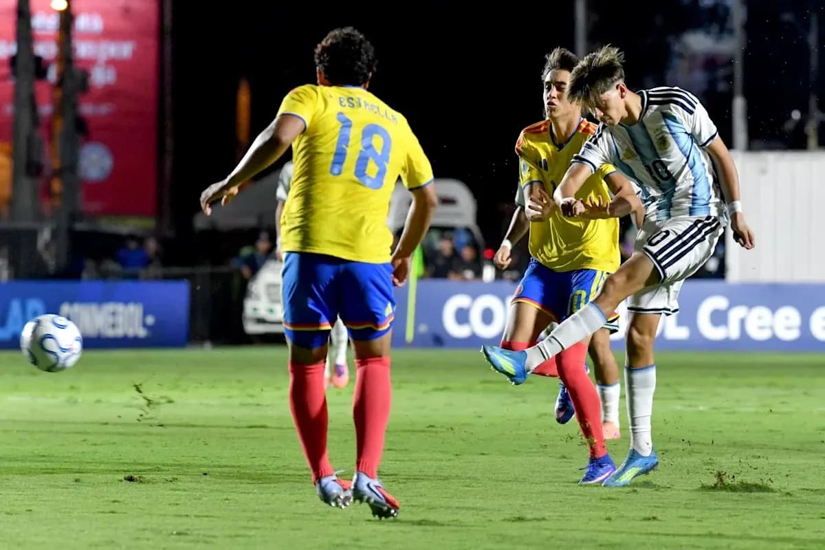 Jugador argentino disparando mientras es marcado por rivales Jugador argentino disparando mientras es marcado por rivales