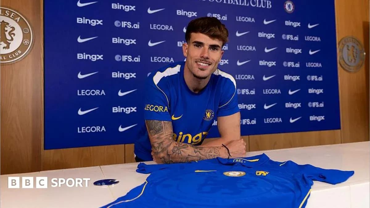 Jugador posando con camiseta de Chelsea en rueda de prensa Jugador posando con camiseta de Chelsea en rueda de prensa