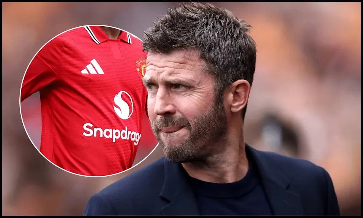 Entrenador observando partido con camiseta de Manchester United Entrenador observando partido con camiseta de Manchester United