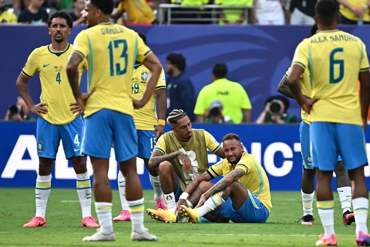 Jugadores de Brasil preocupados por Neymar en el campo Jugadores de Brasil preocupados por Neymar en el campo