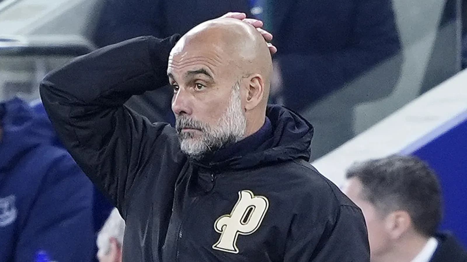 Entrenador con chaqueta negra observando el partido Entrenador con chaqueta negra observando el partido