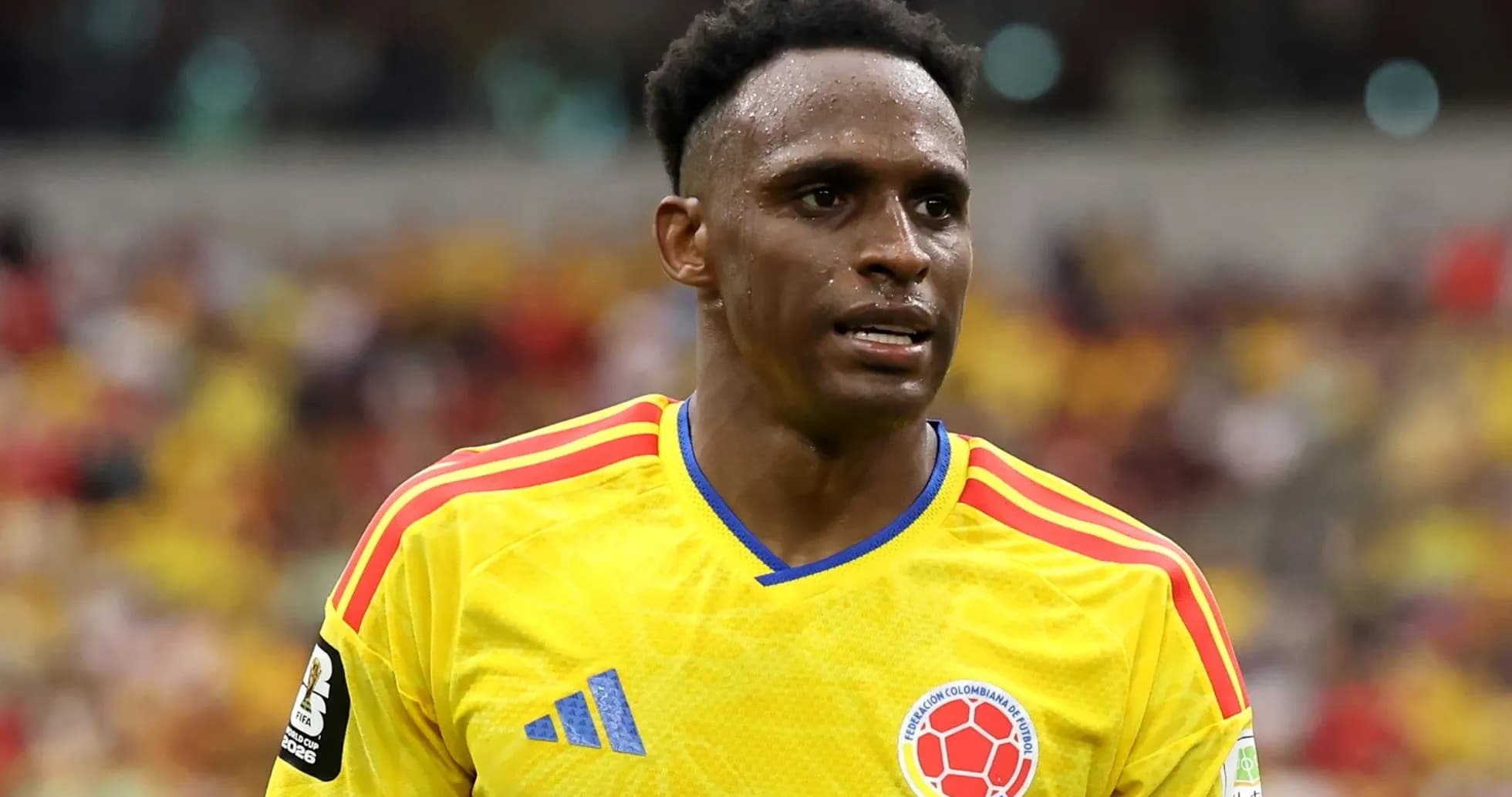 Jugador de fútbol con camiseta amarilla durante partido Jugador de fútbol con camiseta amarilla durante partido