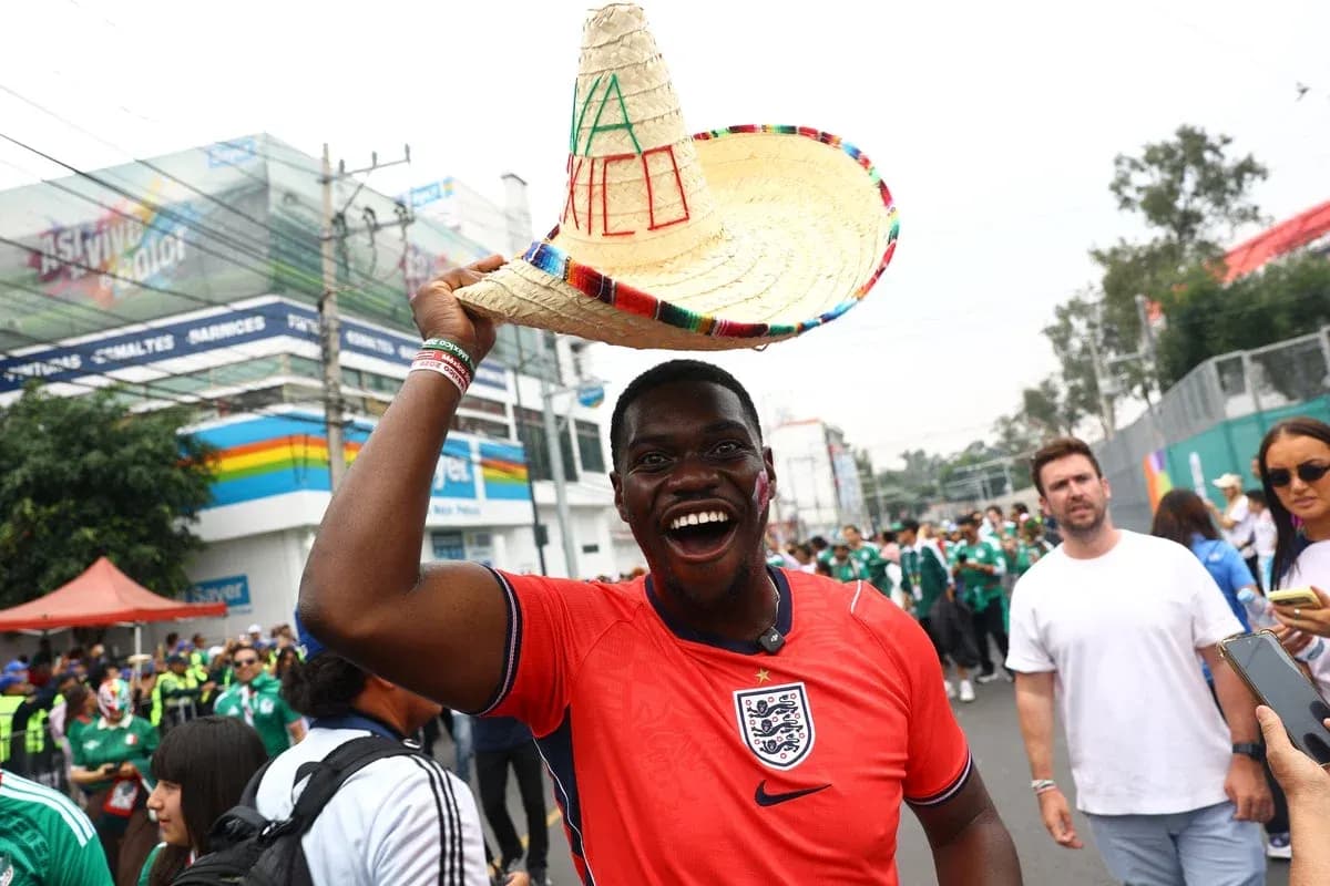 Aficionado con camiseta de Inglaterra y sombrero en evento Aficionado con camiseta de Inglaterra y sombrero en evento