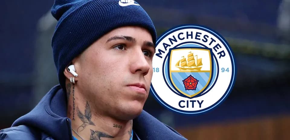 Jugador de Manchester City con auriculares y gorro Jugador de Manchester City con auriculares y gorro