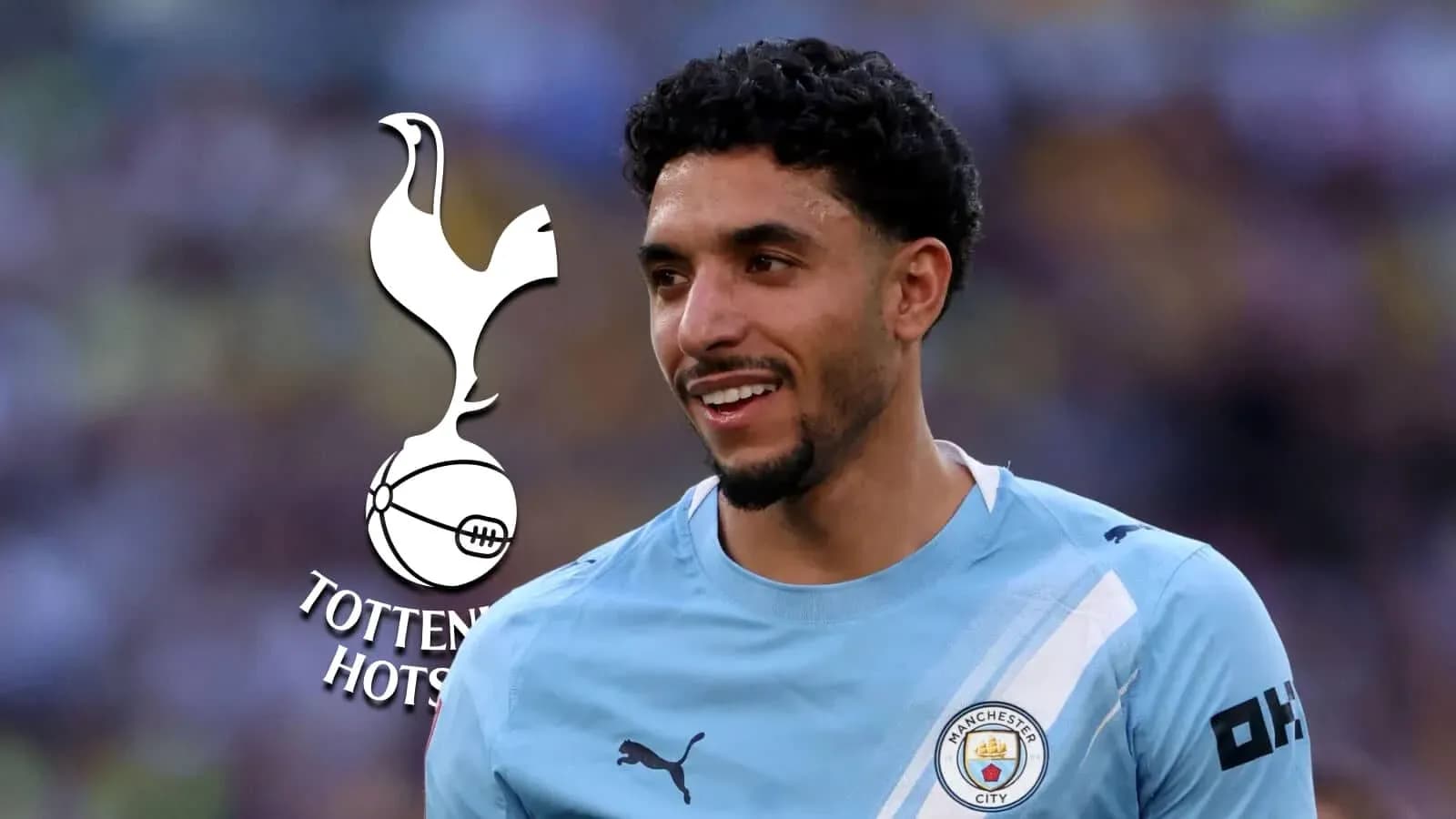 Jugador sonriendo con camiseta de Manchester City Jugador sonriendo con camiseta de Manchester City