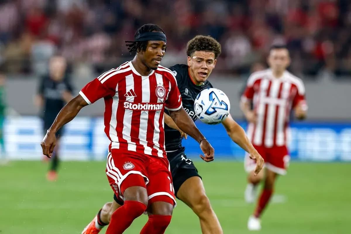 Dos jugadores compitiendo por el balón en el partido Dos jugadores compitiendo por el balón en el partido