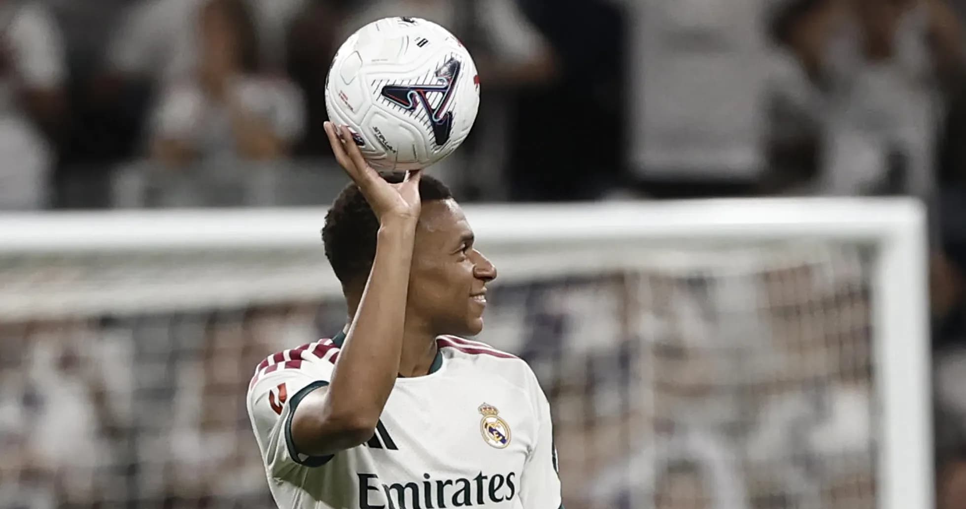Jugador de Real Madrid sosteniendo el balón Jugador de Real Madrid sosteniendo el balón