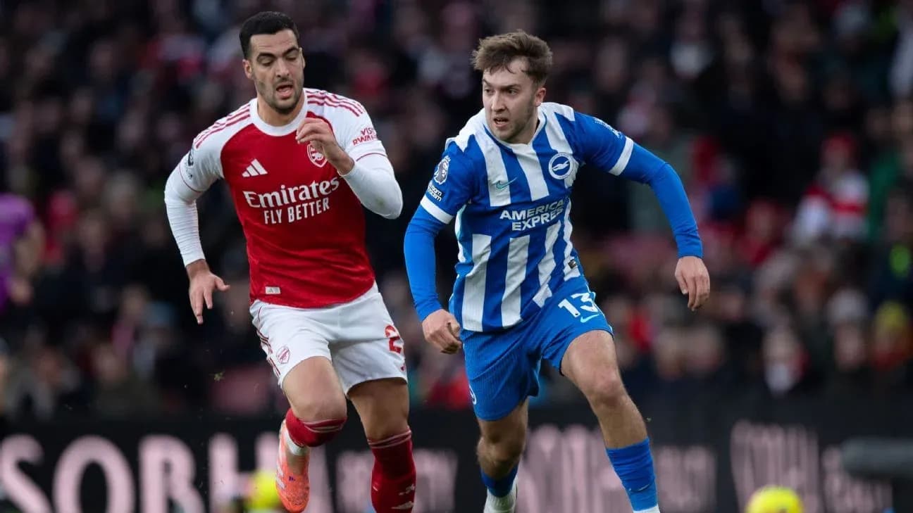 Jugadores de Arsenal y Brighton compitiendo por el balón Jugadores de Arsenal y Brighton compitiendo por el balón