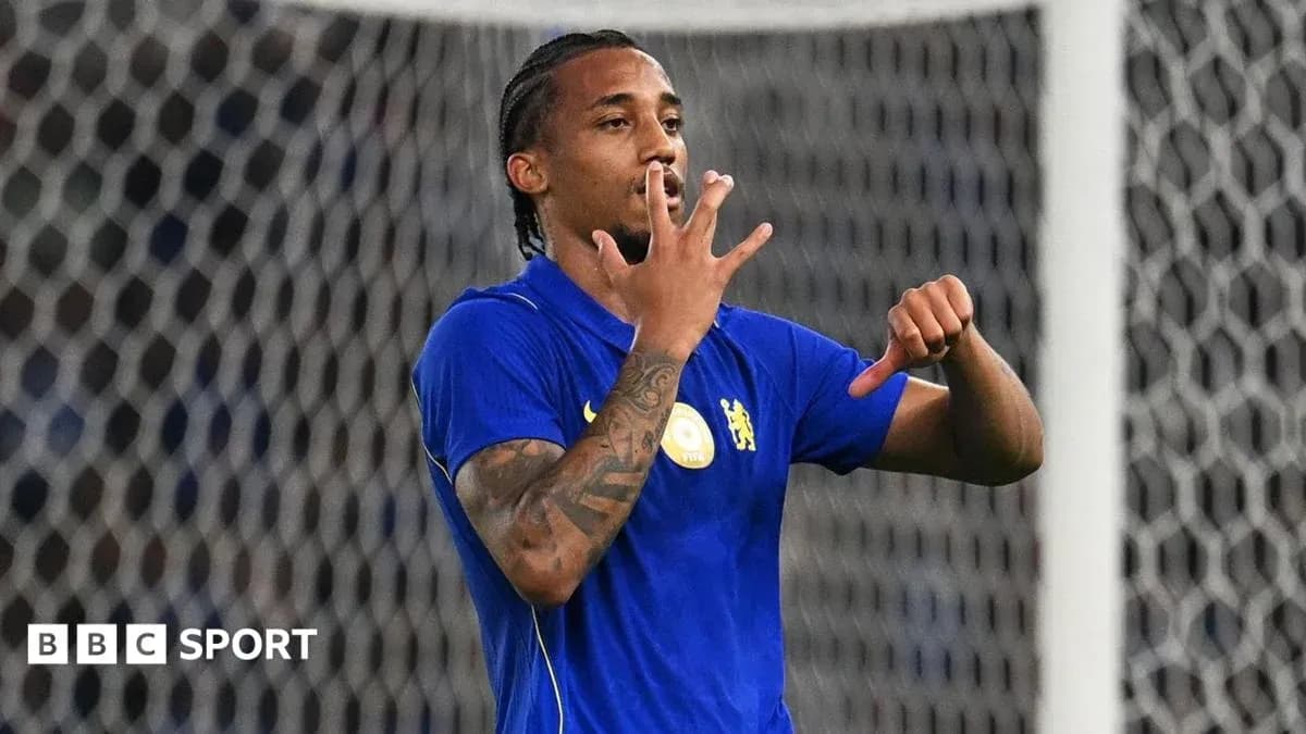 Jugador señalando con las manos durante el partido Jugador señalando con las manos durante el partido