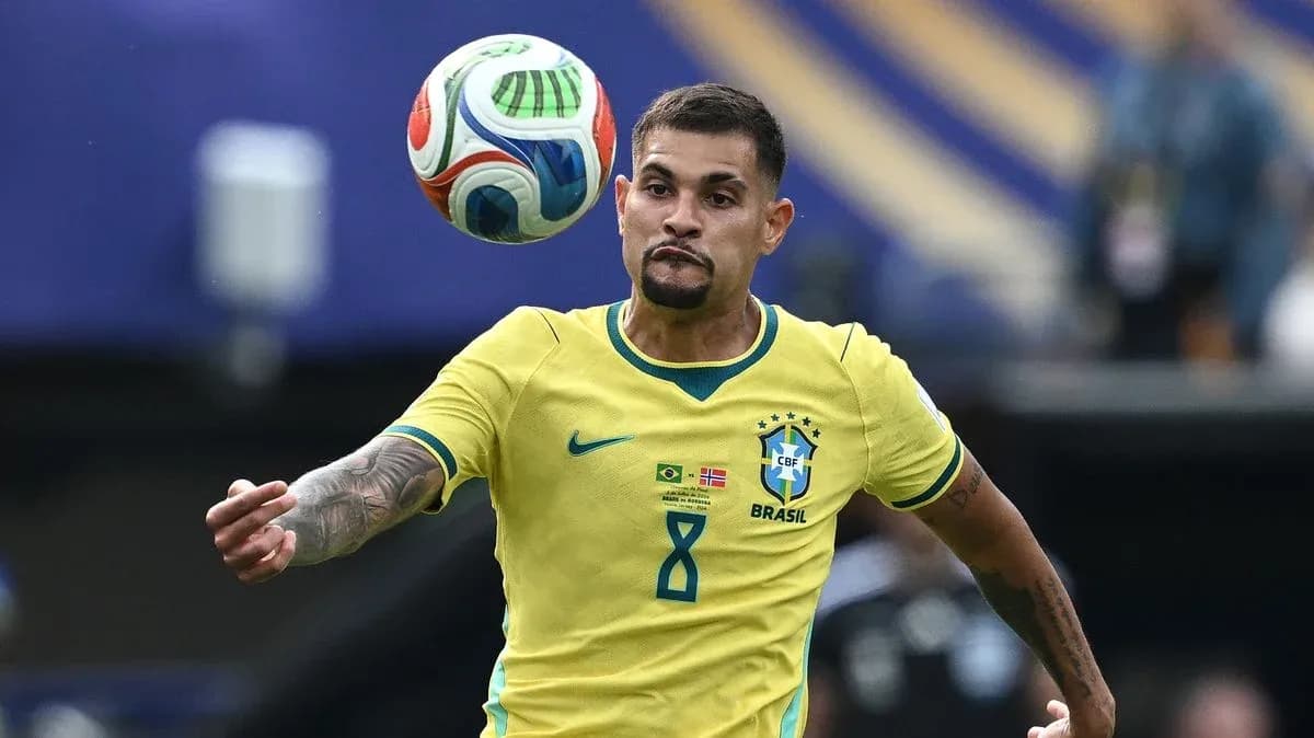 Jugador de Brasil controla el balón en el partido Jugador de Brasil controla el balón en el partido