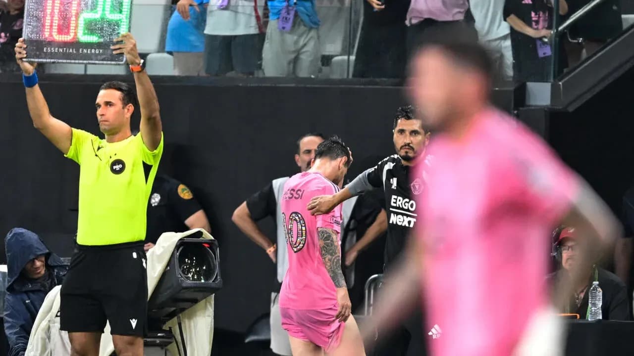 Jugador saliendo del campo durante el partido Jugador saliendo del campo durante el partido