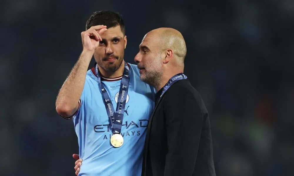 Jugador y entrenador de Manchester City celebrando triunfo Jugador y entrenador de Manchester City celebrando triunfo
