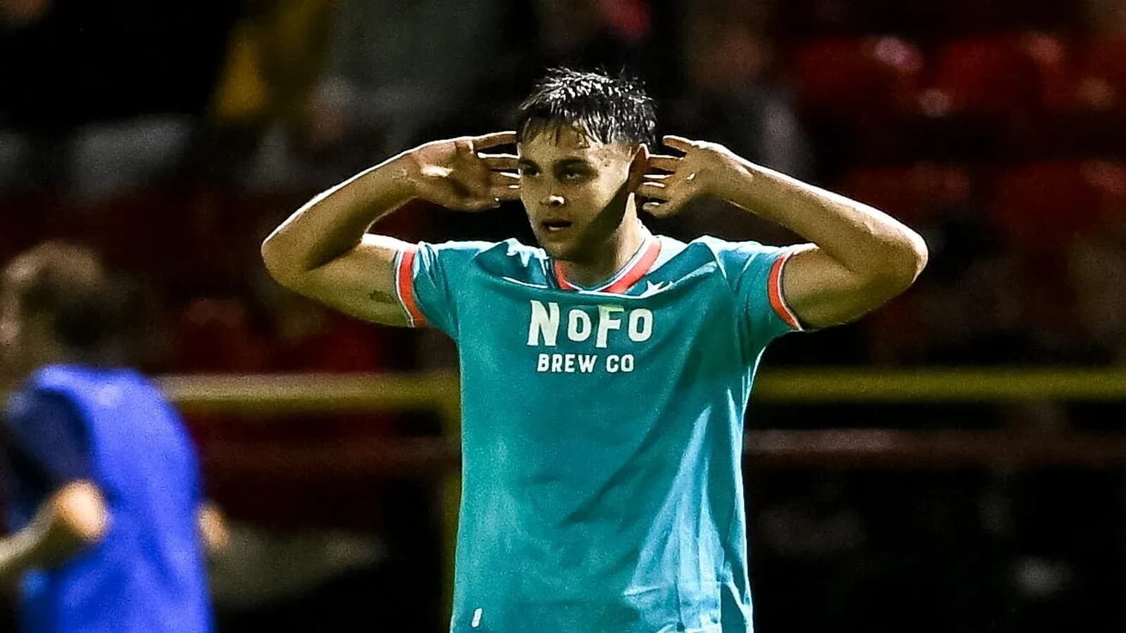 Jugador con camiseta NOFO celebrando un gol Jugador con camiseta NOFO celebrando un gol