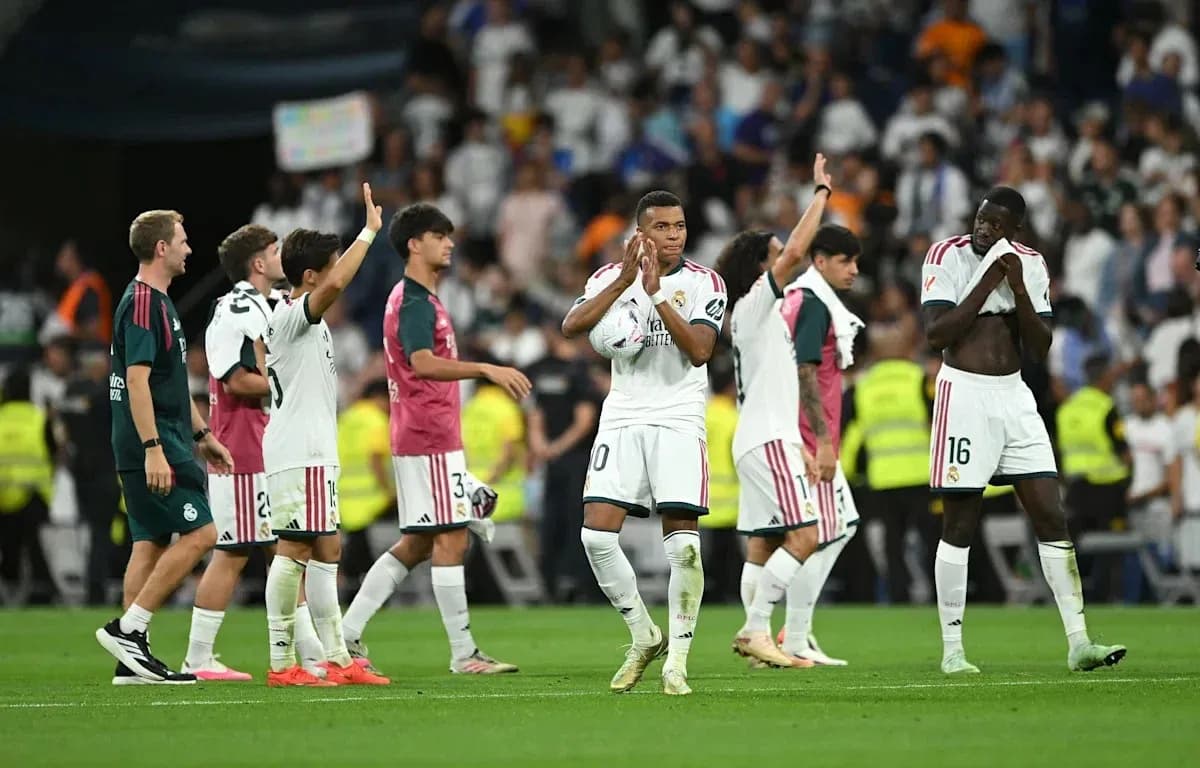 Jugadores de Real Madrid saludando al público tras partido Jugadores de Real Madrid saludando al público tras partido