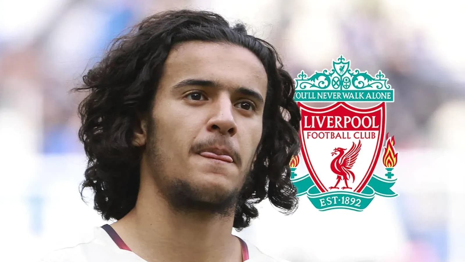 Jugador de Liverpool FC con logo del club Jugador de Liverpool FC con logo del club