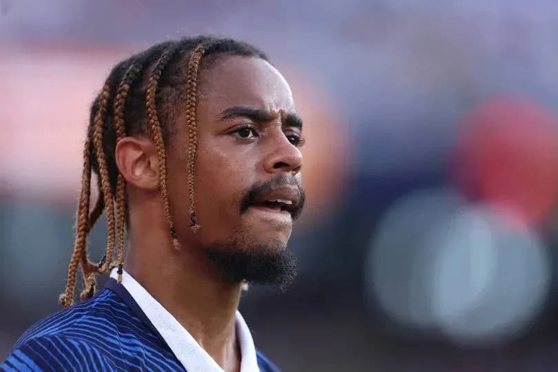 Jugador mirando hacia el campo antes del partido Jugador mirando hacia el campo antes del partido