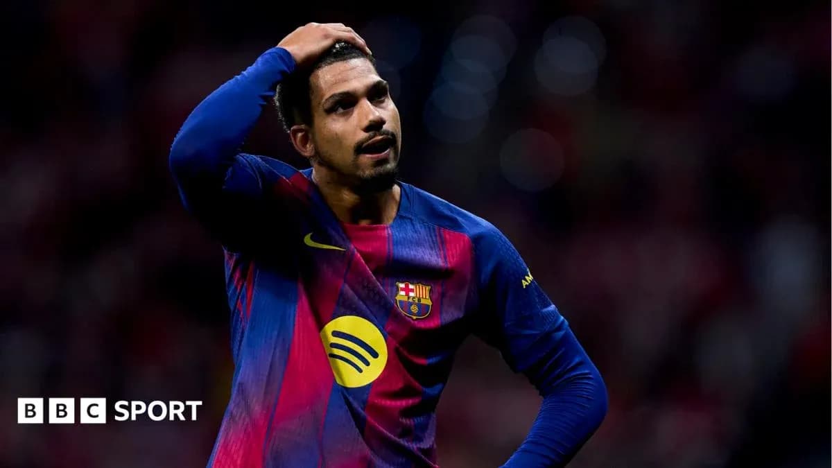 Jugador del Barcelona con mano en la cabeza durante partido Jugador del Barcelona con mano en la cabeza durante partido