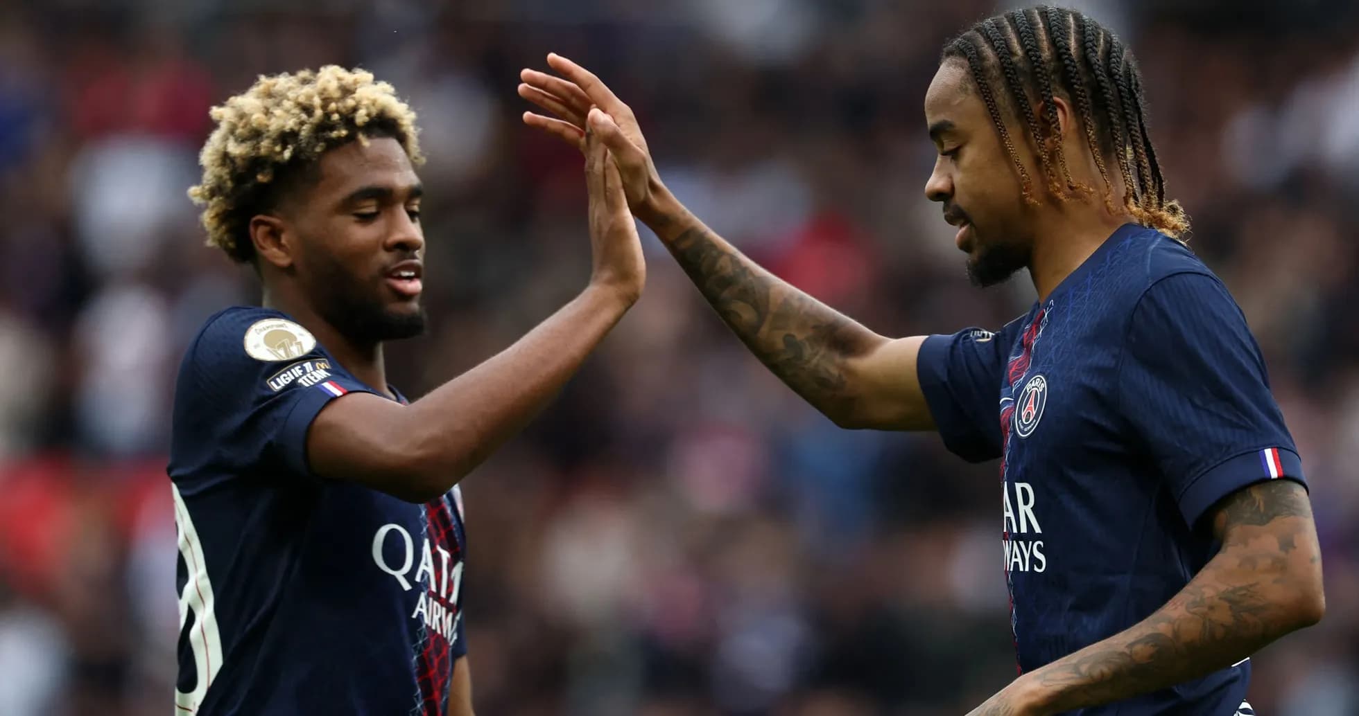 Jugadores de PSG chocando las manos en celebración Jugadores de PSG chocando las manos en celebración