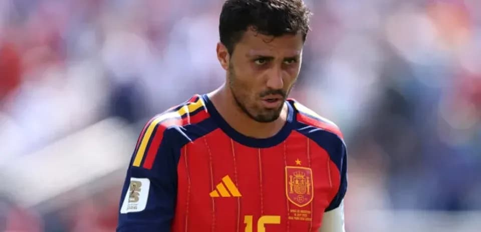 Jugador de España con camiseta roja durante partido Jugador de España con camiseta roja durante partido