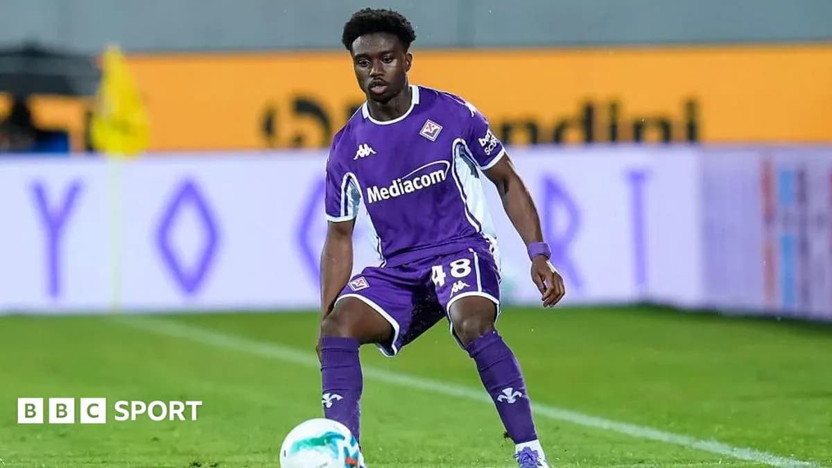 Jugador de la Fiorentina en acción durante partido Jugador de la Fiorentina en acción durante partido