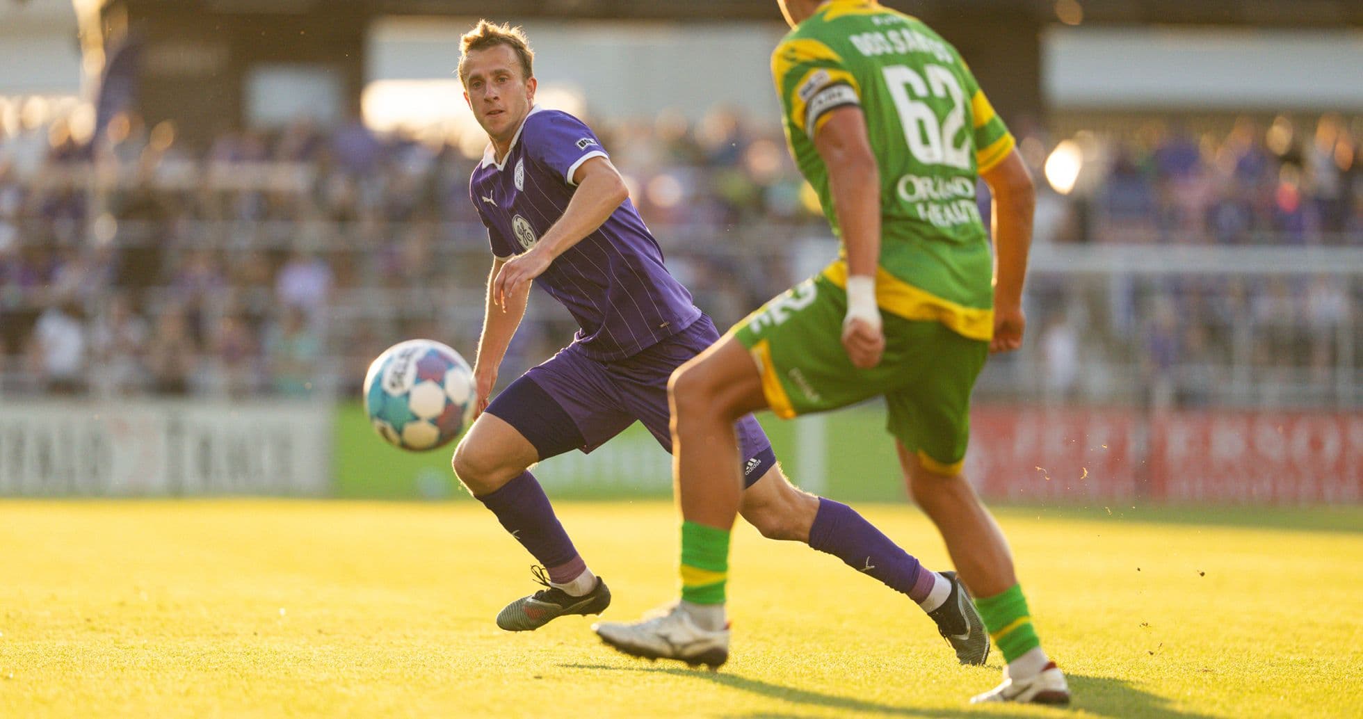 Jugador de Louisville City pasa el balón Jugador de Louisville City pasa el balón