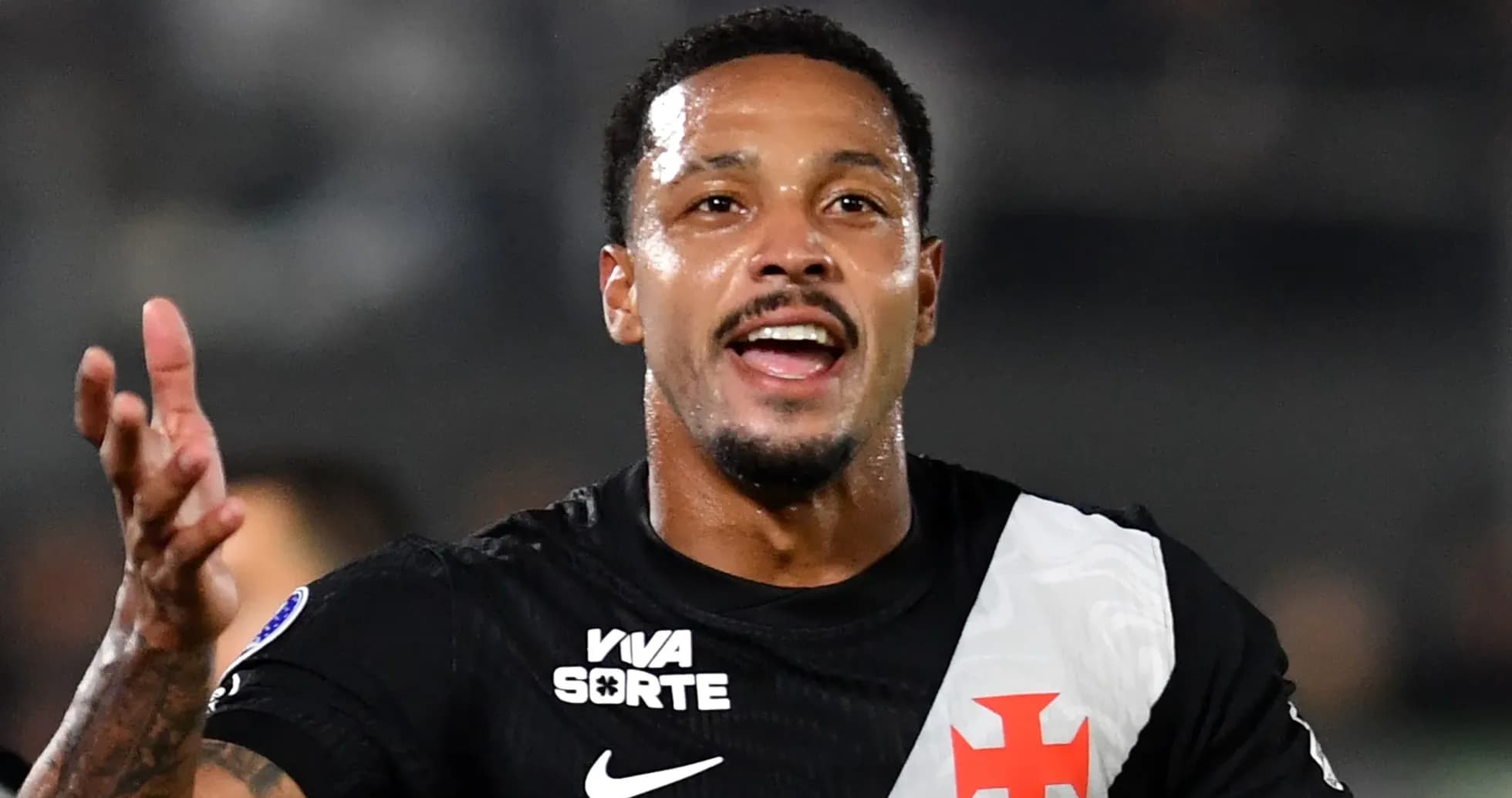 Jugador celebrando con camiseta de Vasco da Gama Jugador celebrando con camiseta de Vasco da Gama