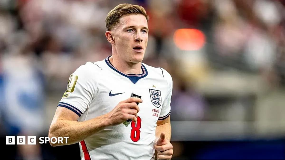 Jugador de Inglaterra corriendo en partido de fútbol Jugador de Inglaterra corriendo en partido de fútbol