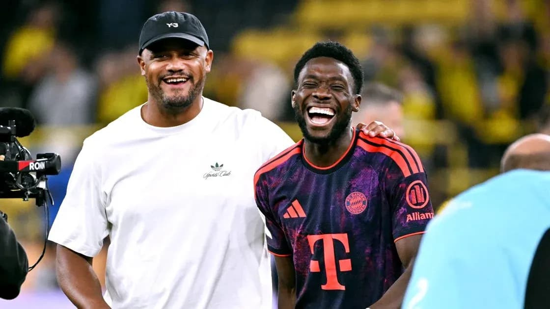 Dos hombres sonriendo en el campo de fútbol Dos hombres sonriendo en el campo de fútbol
