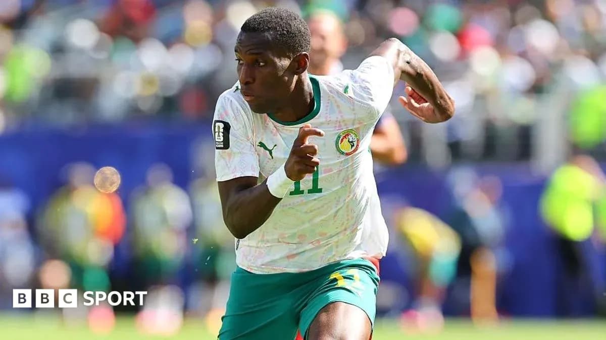 Jugador de Senegal corriendo en partido de fútbol Jugador de Senegal corriendo en partido de fútbol