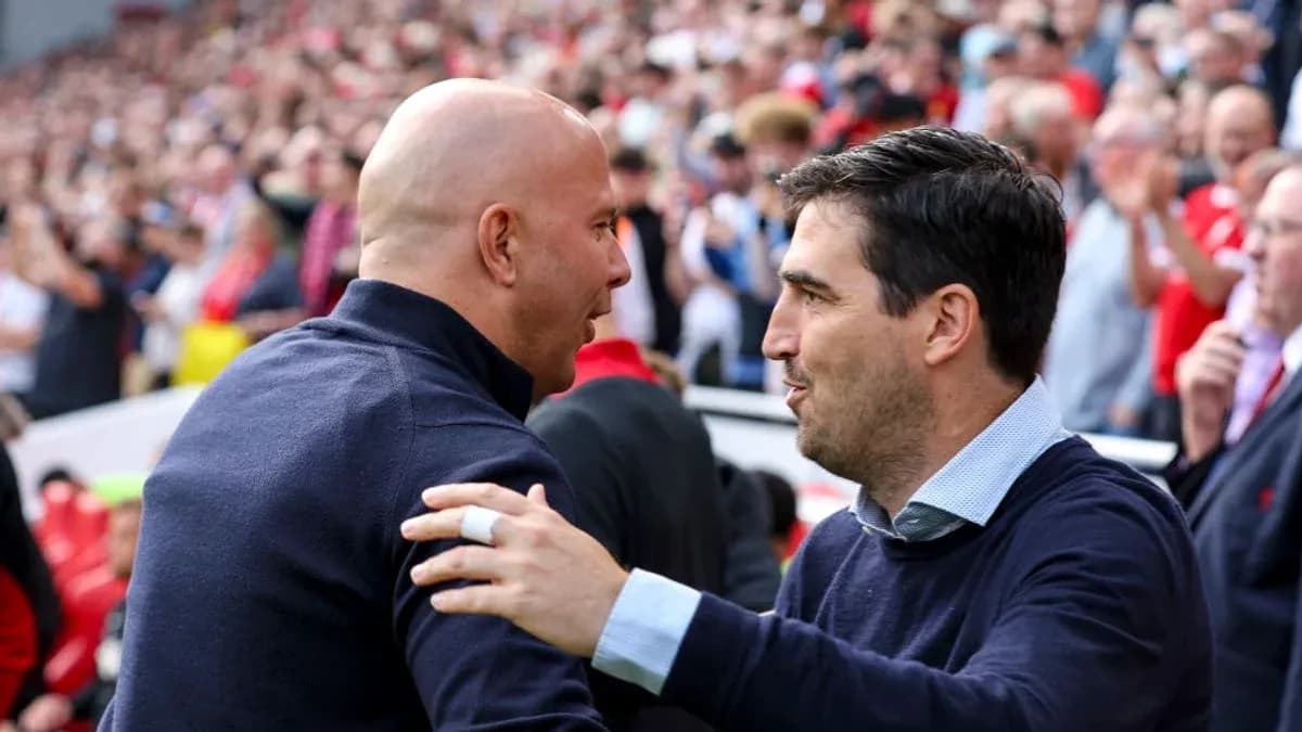 Entrenadores saludándose en un estadio lleno Entrenadores saludándose en un estadio lleno